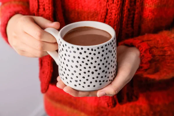 Vrouw Met Een Kop Warme Chocolademelk Close — Stockfoto