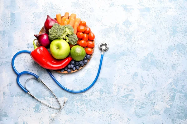 Sağlıklı Ürünler Renk Arkaplanındaki Steteskop — Stok fotoğraf