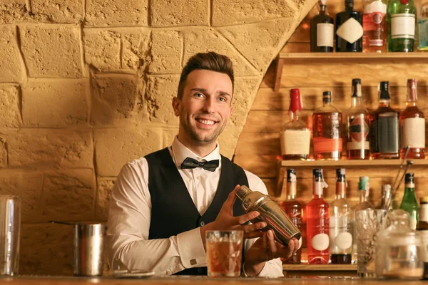 Bartender Making Cocktail Pub — Stock Photo, Image