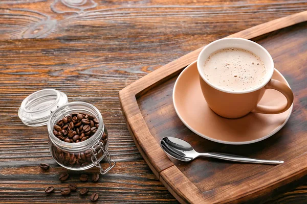 Kopp Med Varmt Kaffe Och Bönor Bordet — Stockfoto