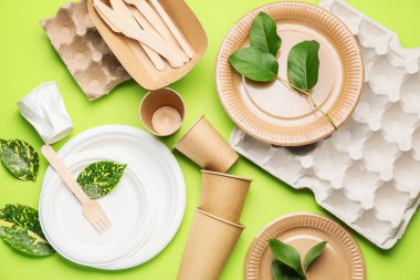 Renkli arka planda farklı çöpler. Geri dönüşüm kavramı