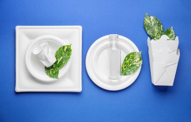 Renkli arka planda farklı çöpler. Geri dönüşüm kavramı