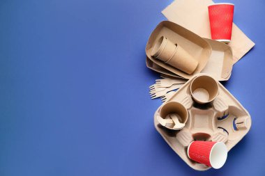 Renkli arka planda farklı çöpler. Geri dönüşüm kavramı