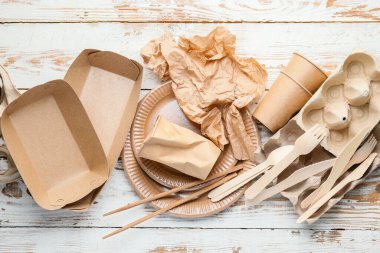 Beyaz ahşap arka planda farklı çöpler. Geri dönüşüm kavramı