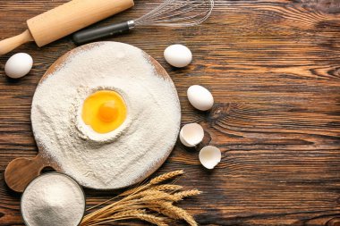 Ahşap masa üzerinde ekmek hazırlanması için malzemeler