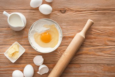 Ahşap masa üzerinde ekmek hazırlanması için malzemeler