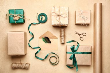 Renk arkaplan üzerinde hediyeleri olan kompozisyon