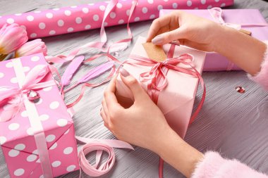 Masada hediye paketleyen bir kadın.