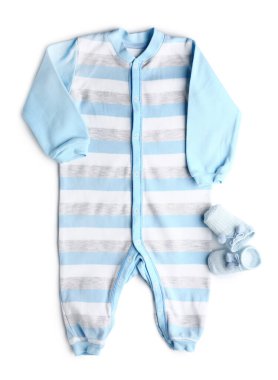 Beyaz arka planda çoraplı bebek kıyafetleri