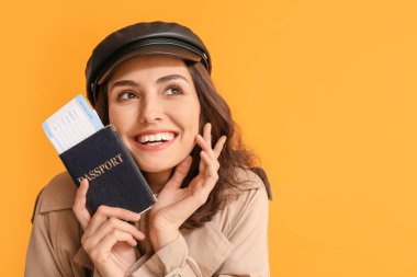 Renkli arkaplan belgelerine sahip kadın turist