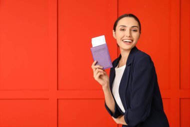 Renkli arkaplan belgelerine sahip kadın turist