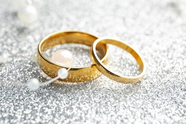 Gümüş arka planda güzel alyanslar