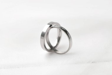 Beyaz arka planda güzel alyanslar