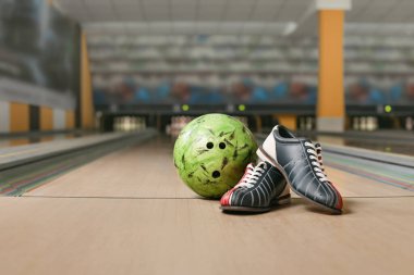 Top ve bowling Club zemin üzerinde ayakkabı