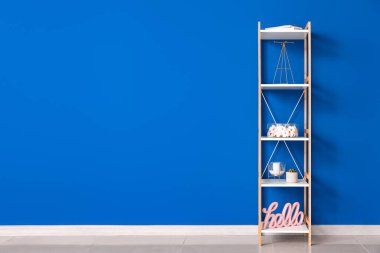 Modern raf ünitesi yakın renk duvar