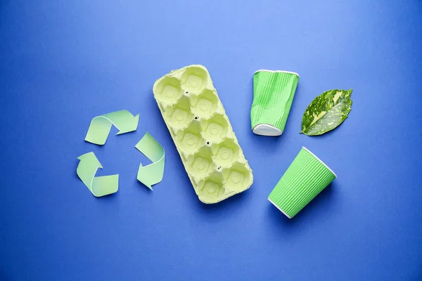 色の背景に異なるゴミ リサイクルコンセプト — ストック写真