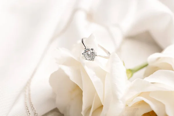 Flowers Beautiful Engagement Ring Closeup — Stock Photo, Image