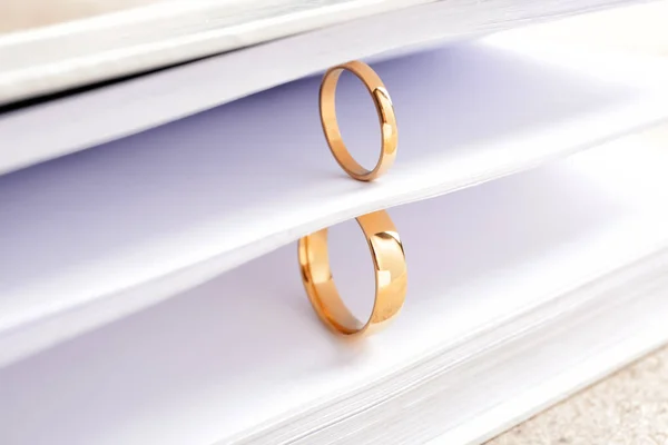 Libro Con Hermosos Anillos Boda Primer Plano —  Fotos de Stock