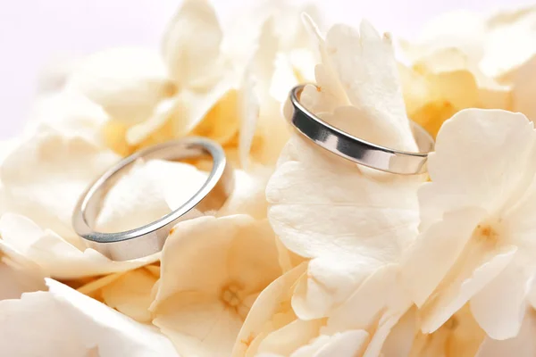 Virágok Gyönyörű Jegygyűrűvel Közelkép — Stock Fotó