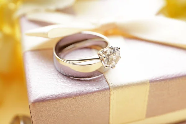 Box Med Vackra Bröllop Och Förlovningsringar Närbild — Stockfoto