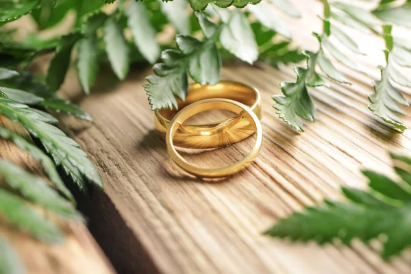 Hojas Con Hermosos Anillos Boda Sobre Fondo Madera —  Fotos de Stock