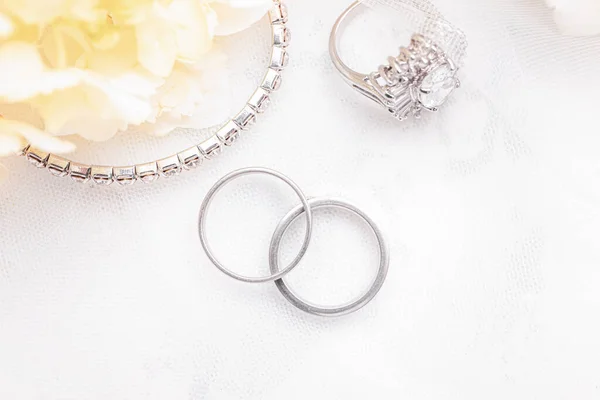Gyönyörű Esküvői Eljegyzési Gyűrűk Fehér Háttér — Stock Fotó