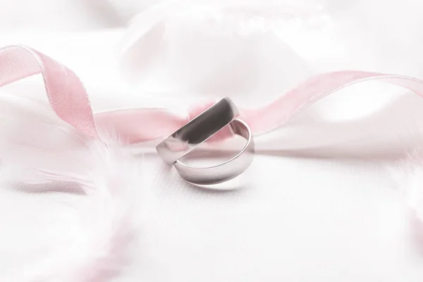 Belos Anéis Casamento Com Fita Fundo Branco — Fotografia de Stock