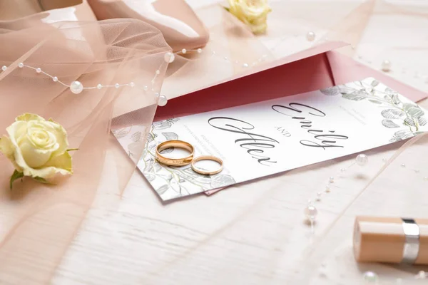 Prachtige Compositie Met Bruiloft Uitnodiging Sieraden Witte Houten Achtergrond — Stockfoto