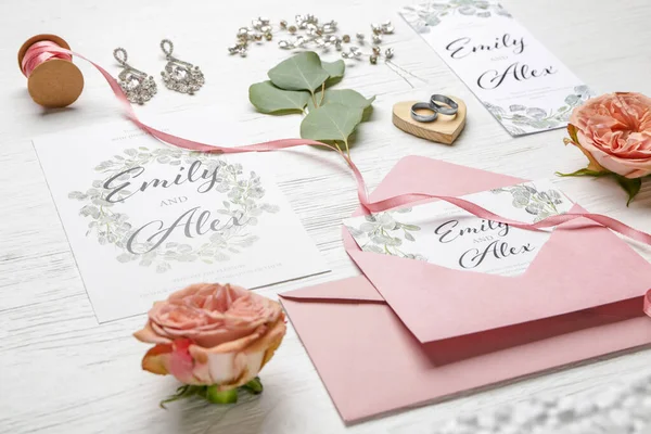 Belle Composition Avec Des Invitations Mariage Des Bijoux Sur Fond — Photo