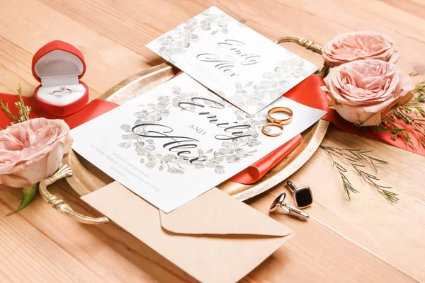 Krásná Kompozice Svatebními Pozvánkami Dřevěném Pozadí — Stock fotografie