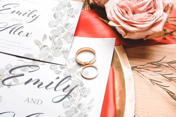 Schöne Hochzeitseinladungen Mit Ringen Auf Dem Tisch Nahaufnahme — Stockfoto