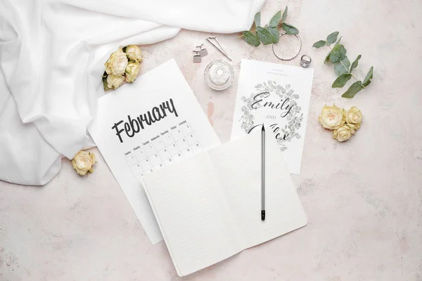 Cuaderno Con Invitación Boda Calendario Sobre Fondo Claro —  Fotos de Stock