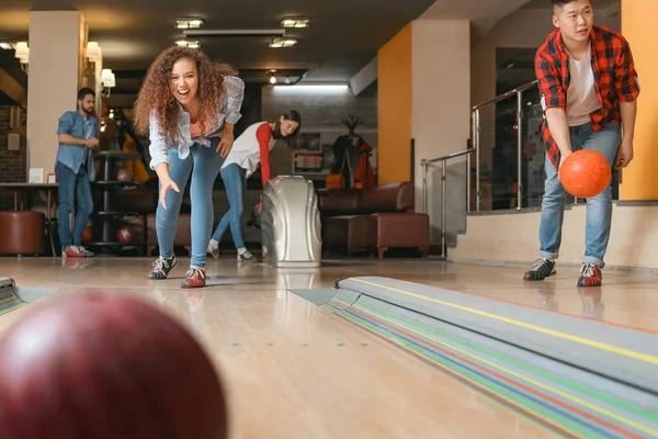 Friends Playing Bowling Club — Stock Photo, Image