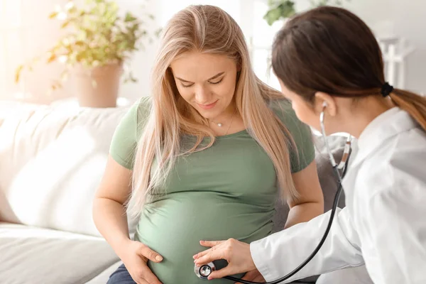 Dokter Onderzoekt Zwangere Vrouw Kliniek — Stockfoto