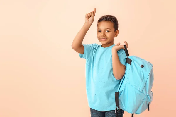 Leuke Afro Amerikaanse Schooljongen Met Opgeheven Wijsvinger Kleur Achtergrond — Stockfoto