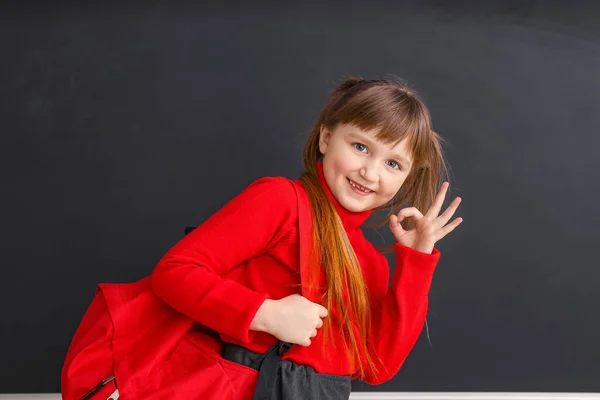 Petite Écolière Mignonne Montrant Près Tableau Noir Dans Salle Classe — Photo
