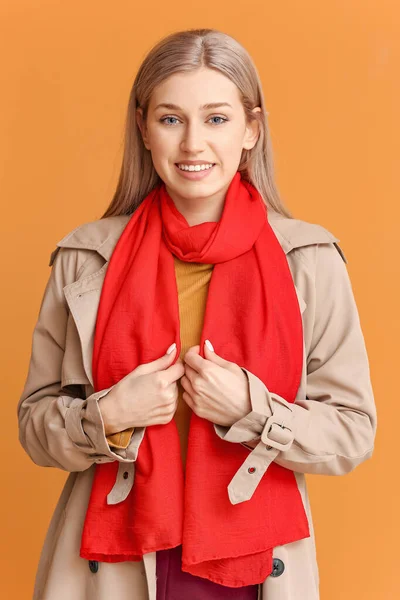 Belle Jeune Femme Avec Une Écharpe Élégante Sur Fond Couleur — Photo