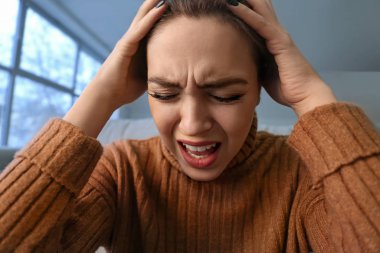 Depresif genç kadın evde