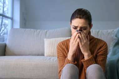 Depresif genç kadın evde