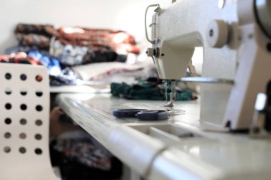 Terzi atölyesinde modern dikiş ekipmanları