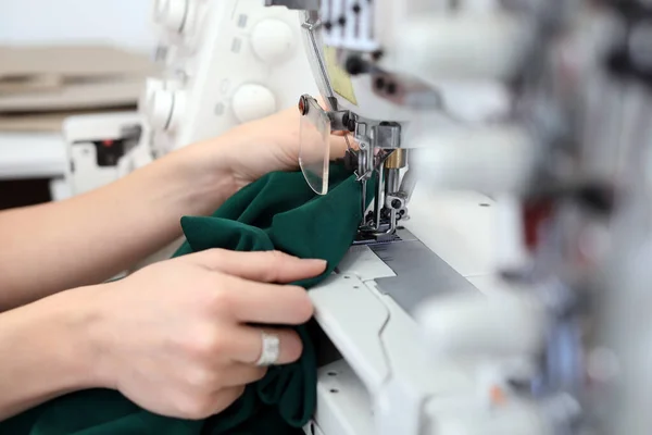 Female Tailor Working Modern Atelier — Stock Photo, Image