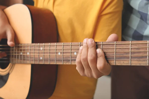 Mały Chłopiec Gra Gitarze Szkole Muzycznej Zbliżenie — Zdjęcie stockowe