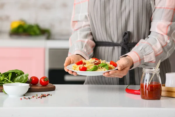 女人们在厨房里拿着盘子和美味的意大利面 特写镜头 — 图库照片