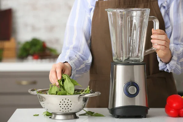 Woman Blending Fresh Spinach Kitchen — Stock Photo, Image