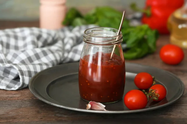 Glas Tomatensauce Auf Holztisch — Stockfoto