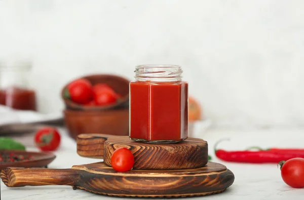 Glas Tomatensauce Auf Weißem Tisch — Stockfoto