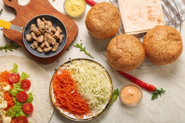 Lezzetli donör kebabı için malzemeler masada.