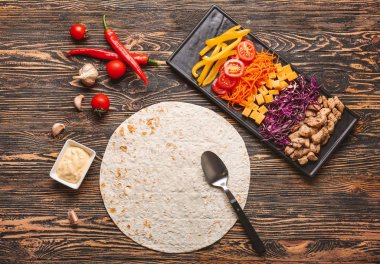 Lezzetli donör kebabı için malzemeler masada.