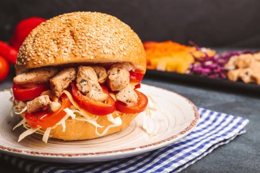 Koyu arkaplanda çörek kebabı.