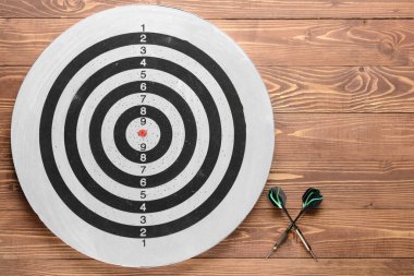 Ahşap arka plan üzerinde dart ile Dart tahtası